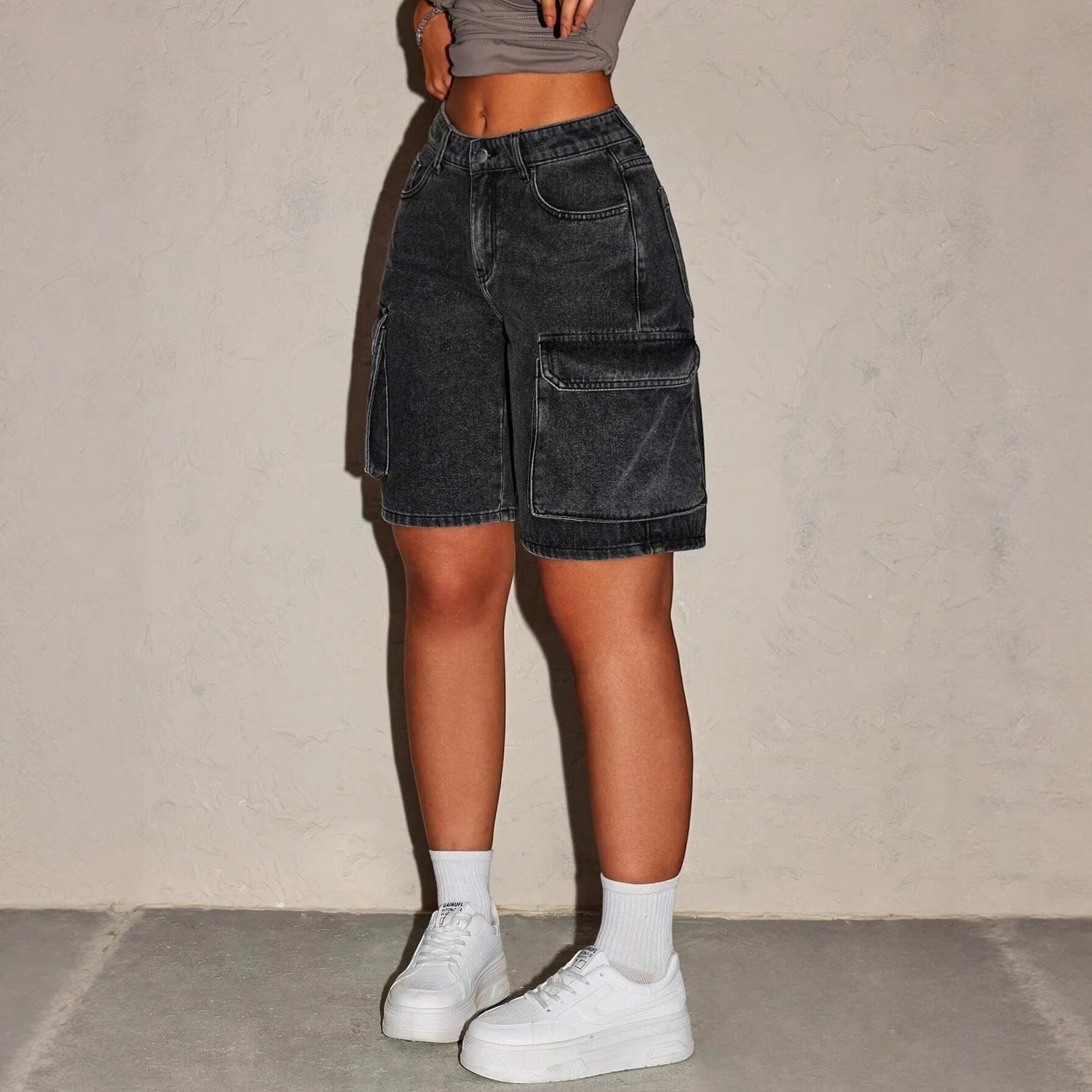 Allzom black denim cargo shorts with mid-rise waist and pockets, made of cotton. Streetwear style.
