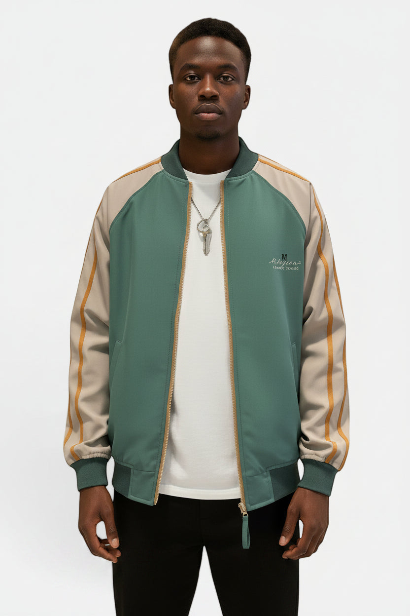 Allzom bomber jacket verde e bege com riscas amarelas nas mangas, gola redonda e fecho de correr.