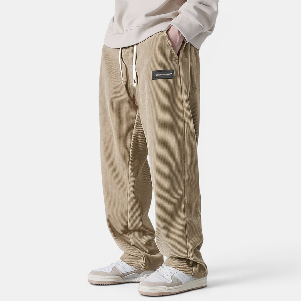 Calças de bombazina bege de corte reto para homem da Allzom com cordão e etiqueta lateral. Estilo casual.