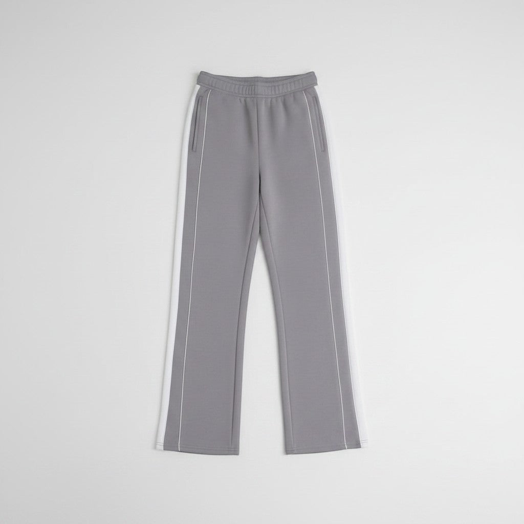 Calças de fato de treino cinzentas Allzom com riscas brancas laterais e detalhes de costura contrastantes. Roupa casual para mulher.