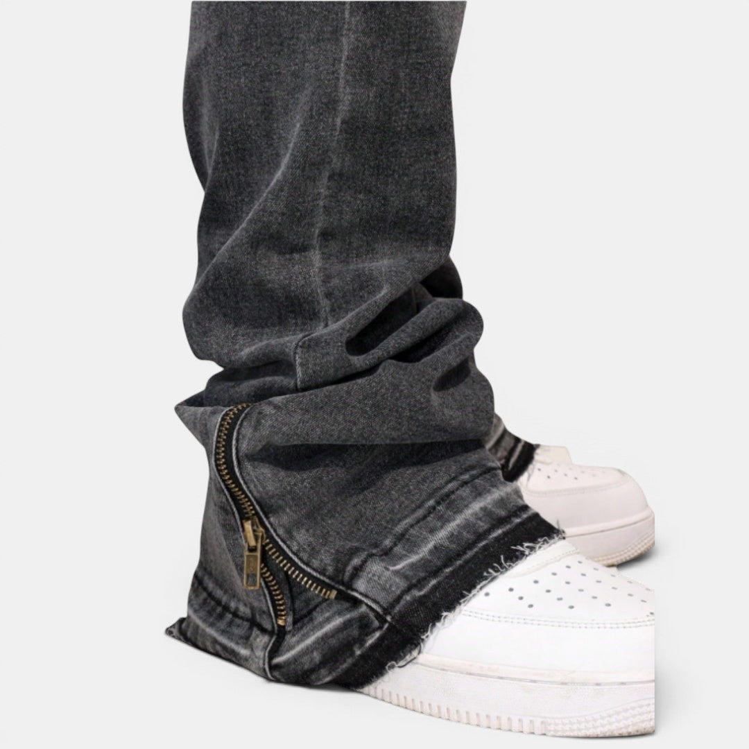 Calças Allzom pretas de ganga com fecho lateral e bainha desfiada, estilo flare.