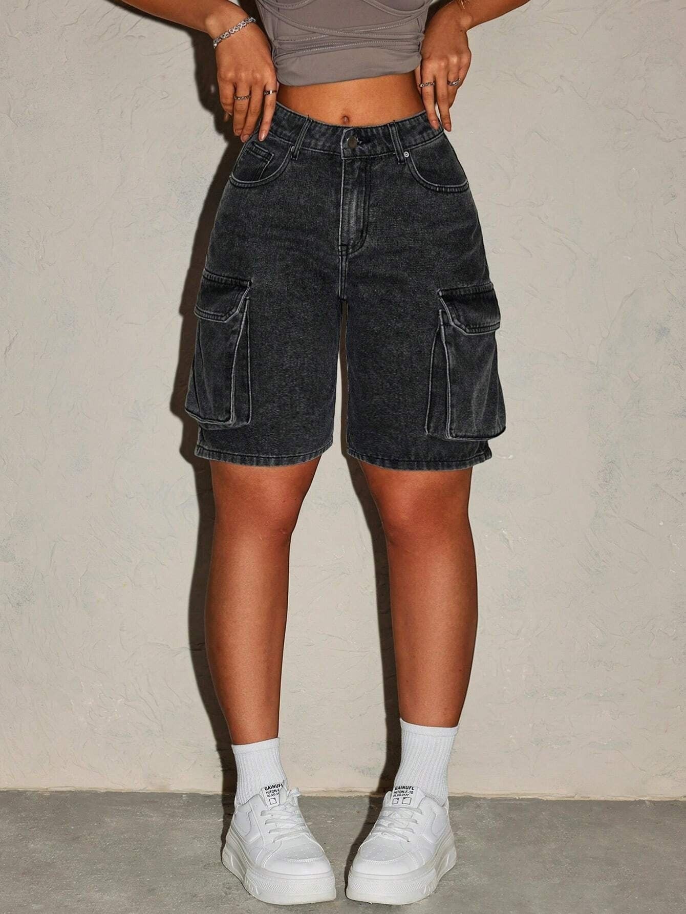 Allzom calças de ganga pretas de cintura subida com bolsos laterais e comprimento até ao joelho, estilo streetwear.