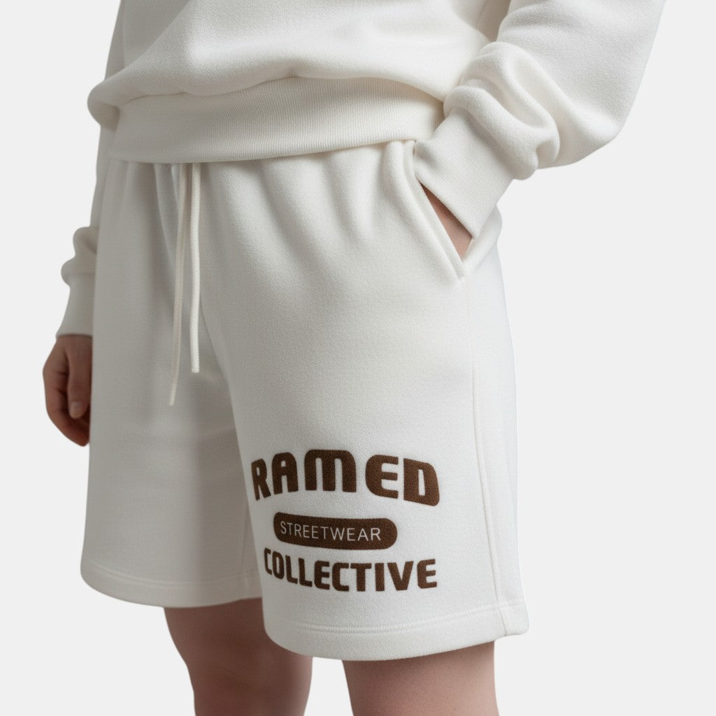 Calções brancos de algodão Allzom com cordão e logótipo "RAMED STREETWEAR COLLECTIVE" bordado em castanho.