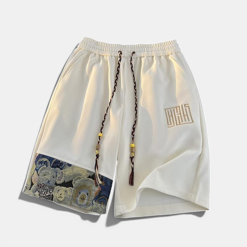 Allzom calções brancos de seda gelada com cordão e padrão de urso bordado na bainha, ideais para desporto e lazer.
