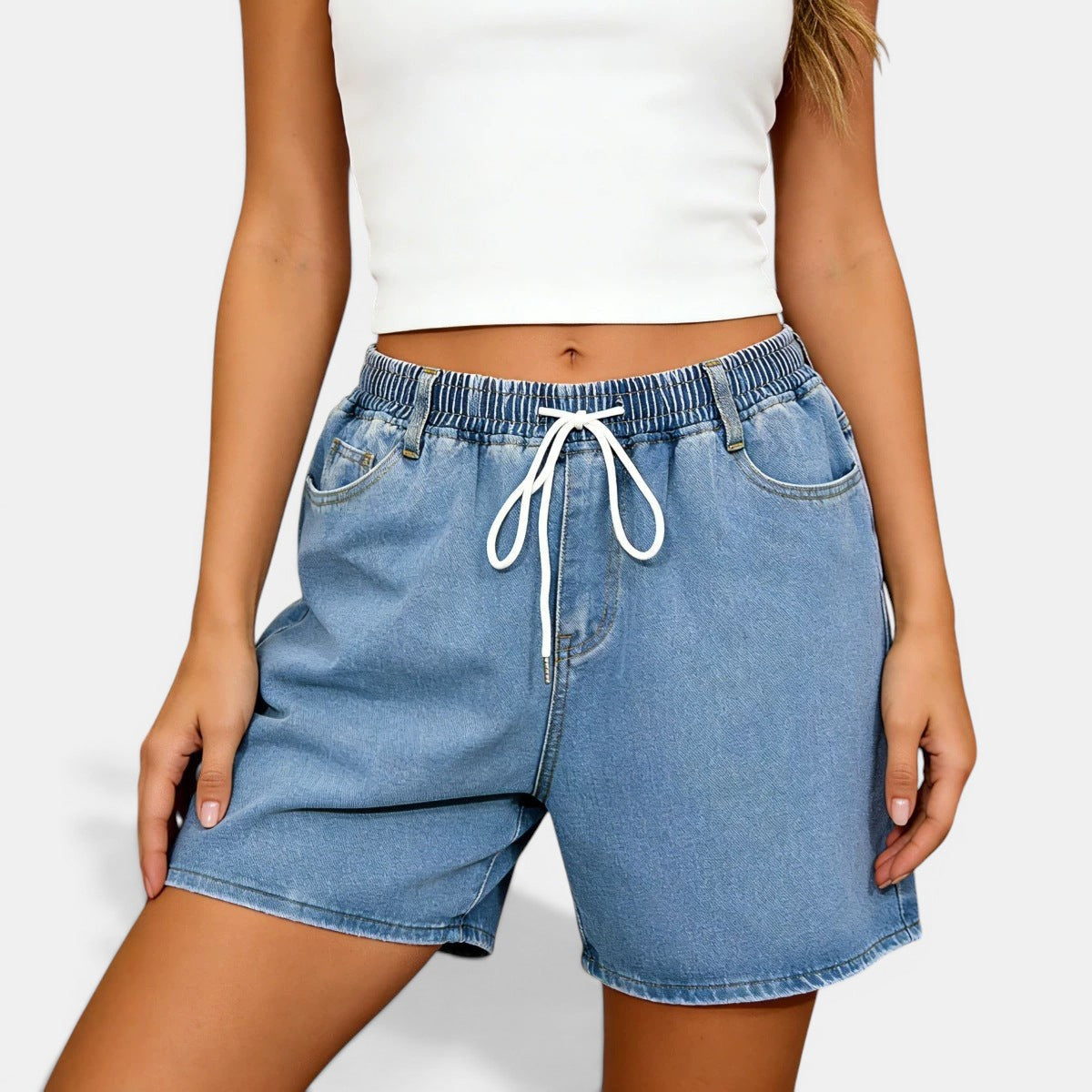 Allzom Calções de ganga azuis lavados com cintura alta e cordão branco. Cintura elástica e bolsos laterais.