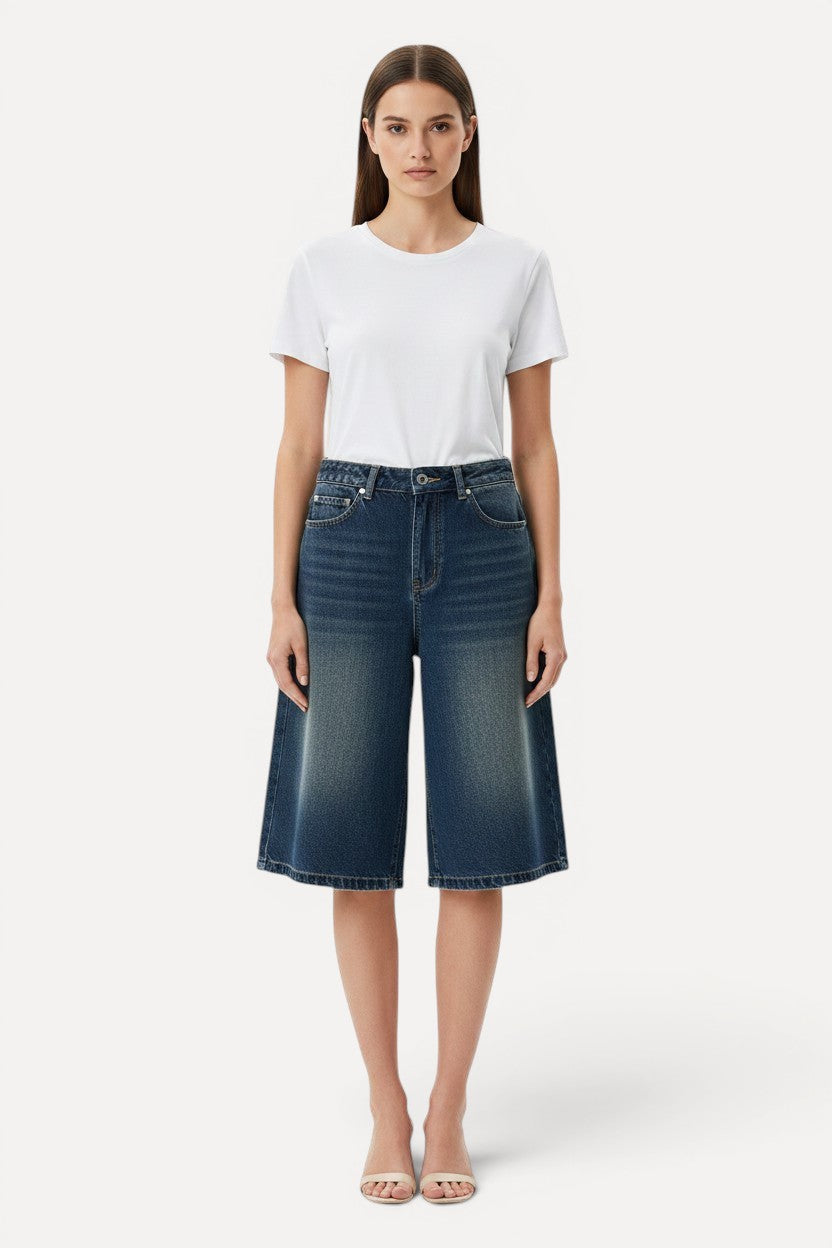Modelo veste calções de ganga Allzom de corte clássico com lavagem vintage e perna larga em fundo branco