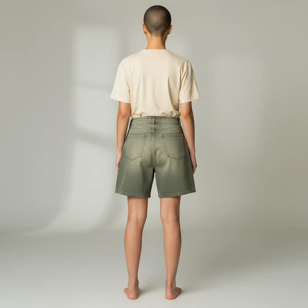 Calções Allzom de ganga verde com lavagem vintage e corte descontraído, vistos de costas numa modelo.