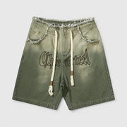 Calções Allzom de ganga verde com lavagem vintage, bordas desfiadas, cordão ajustável e bordado estilo gótico.