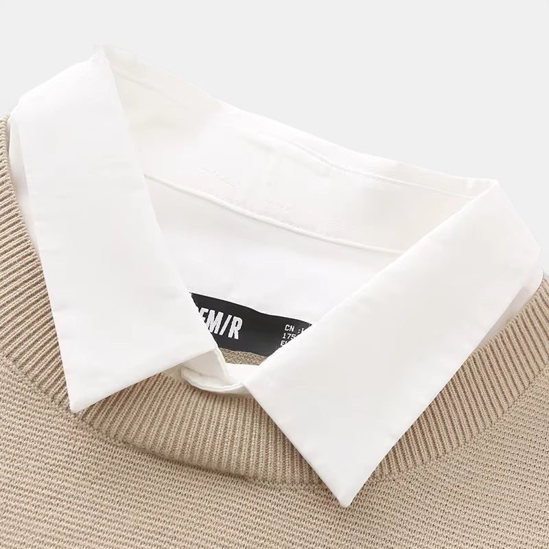 Allzom camisola bege com gola de camisa branca falsa de duas peças, com costura contrastante.