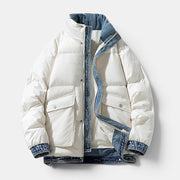 Allzom Casaco acolchoado branco masculino com detalhes em ganga e gola alta. Design casual.
