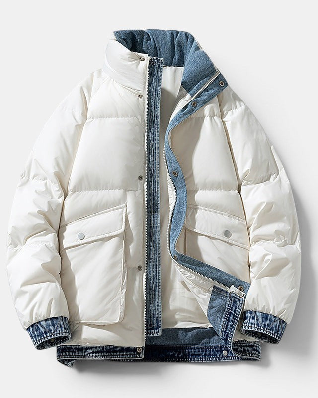 Allzom Casaco acolchoado branco masculino com detalhes em ganga e gola alta. Design casual.