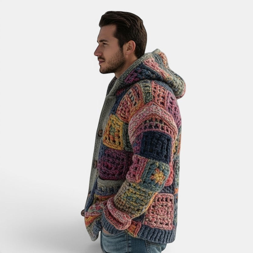 Casaco de malha Allzom com capuz e padrão patchwork em azul, rosa, laranja e cinza. Detalhes em croché e botões de madeira.