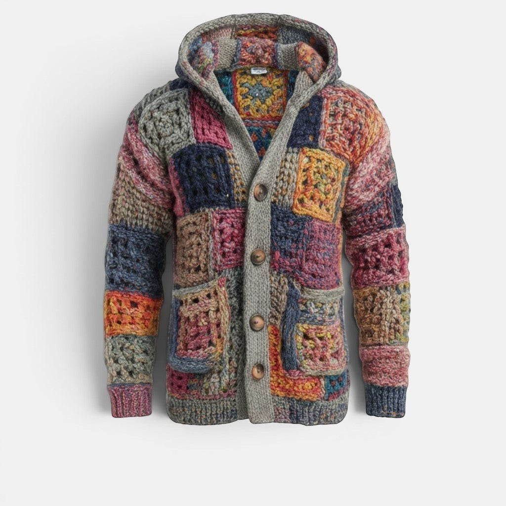 Casaco de malha Allzom com capuz e padrão patchwork em tons de azul, rosa, laranja e cinza. Fecho frontal com botões de madeira e bolsos.