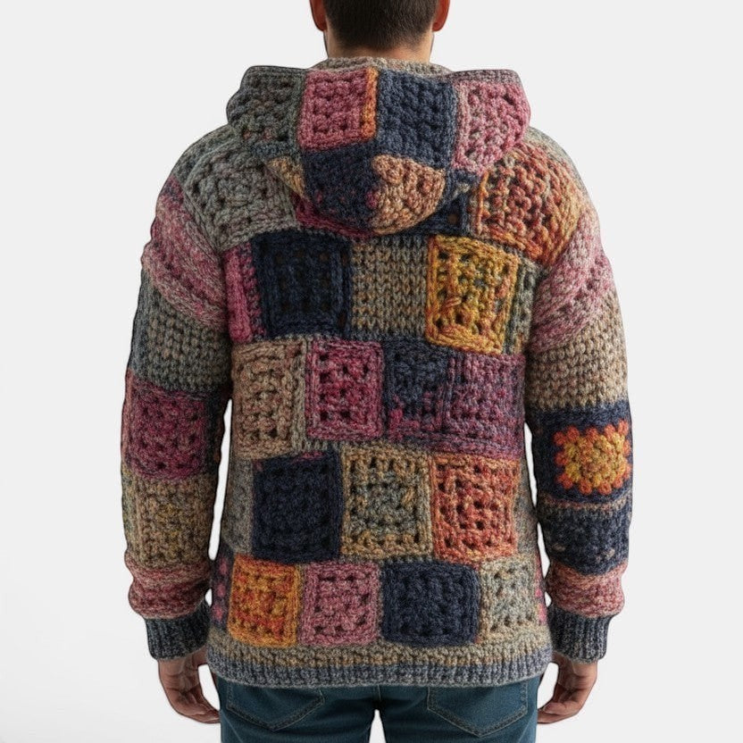 Allzom Casaco de malha com capuz e patchwork em tons de azul, rosa, laranja e cinza. Detalhes em croché e botões de madeira.