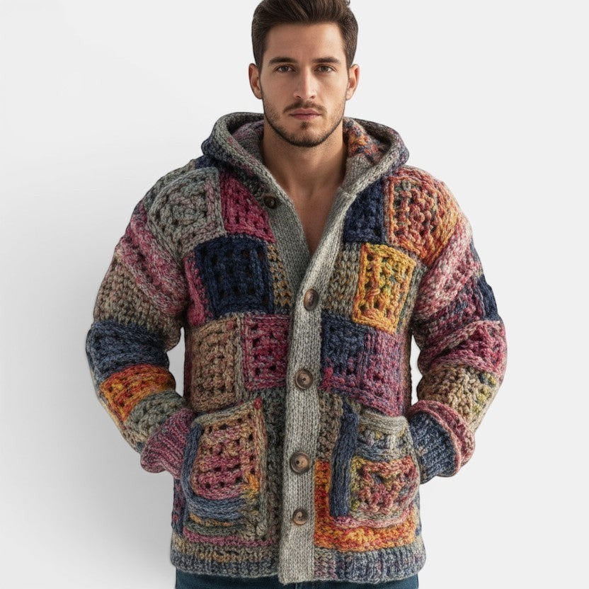 Casaco de malha Allzom com capuz e padrão patchwork em tons de azul, rosa, laranja e cinza. Com fecho de botões de madeira e bolsos.