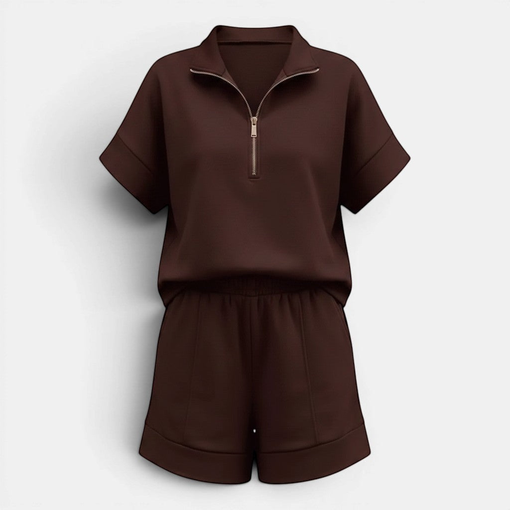 Conjunto de duas peças Allzom de camisola curta e calções em castanho-escuro, com fecho de correr dourado.