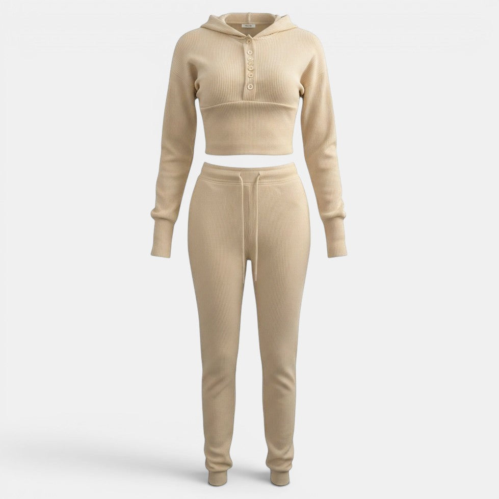 Conjunto Allzom de camisola curta justa com capuz e calças de ganga de cintura subida em bege canelado.