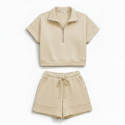 Conjunto de duas peças Allzom de camisola curta bege com fecho de correr e calções de cintura subida com cordão.