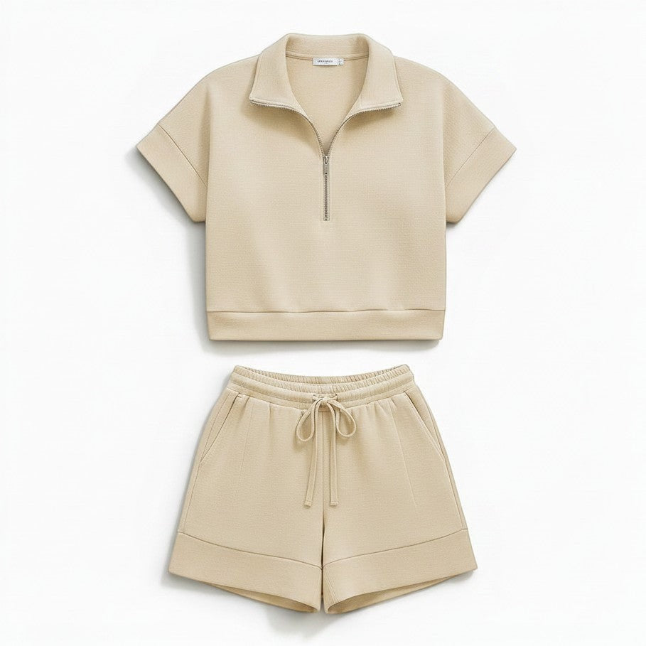Conjunto de duas peças Allzom de camisola curta bege com fecho de correr e calções de cintura subida com cordão.
