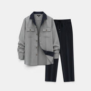 Allzom conjunto casual masculino de casaco e calças cinzentas com gola azul-marinho e dois bolsos frontais.