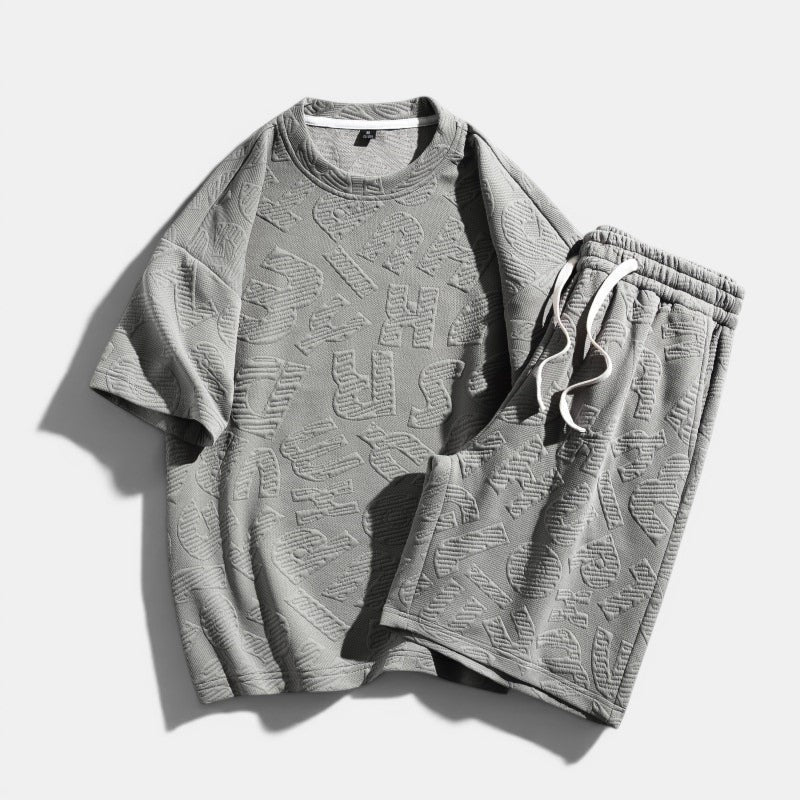 Conjunto Allzom de T-shirt cinzenta e calções com padrão de letras em relevo, 98% poliéster, 2% spandex.