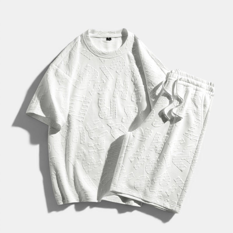 Conjunto desportivo Allzom branco de manga curta com calções, em malha texturizada com padrão de letras em relevo.