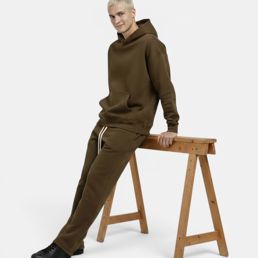 Conjunto desportivo Allzom em algodão castanho-oliva, com hoodie e calças largas. Modelo masculino.