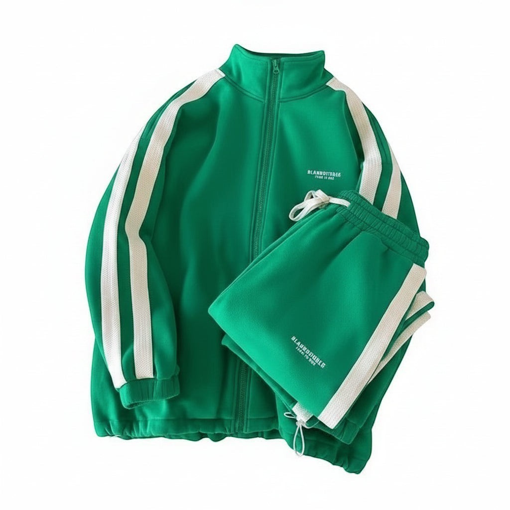 Conjunto desportivo Allzom verde com fecho de correr e calças com riscas brancas nas mangas e pernas.