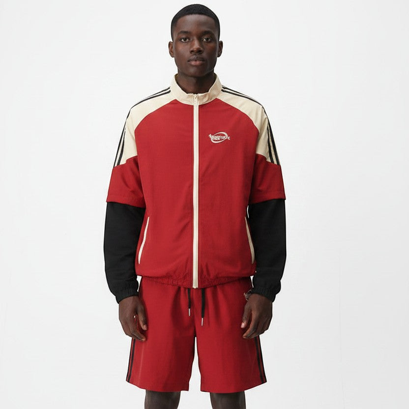 Conjunto desportivo Allzom em vermelho e bege com calções e casaco de contraste, detalhes de riscas nas mangas e logótipo no peito.