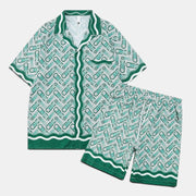 Conjunto de poliéster Allzom com estampado digital abstrato em verde e branco, camisa de manga curta e calções.