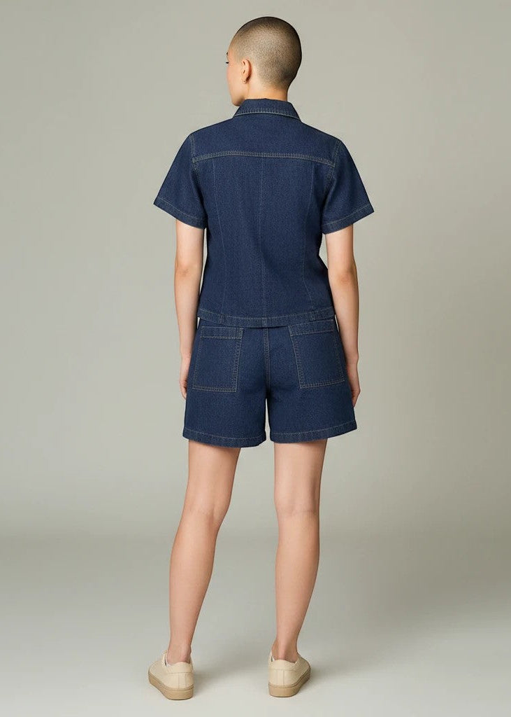 Conjunto de ganga Allzom azul escuro com camisa de manga curta e calções de cintura subida com bolsos vista traseira