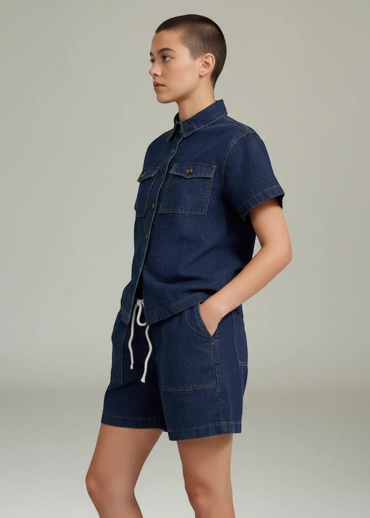 Conjunto de ganga Allzom azul escuro com camisa de gola e calções de cintura subida com cordão e bolsos