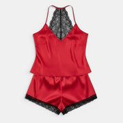 Allzom conjunto de lingerie vermelho em cetim com detalhes em renda preta na camisola e calções.