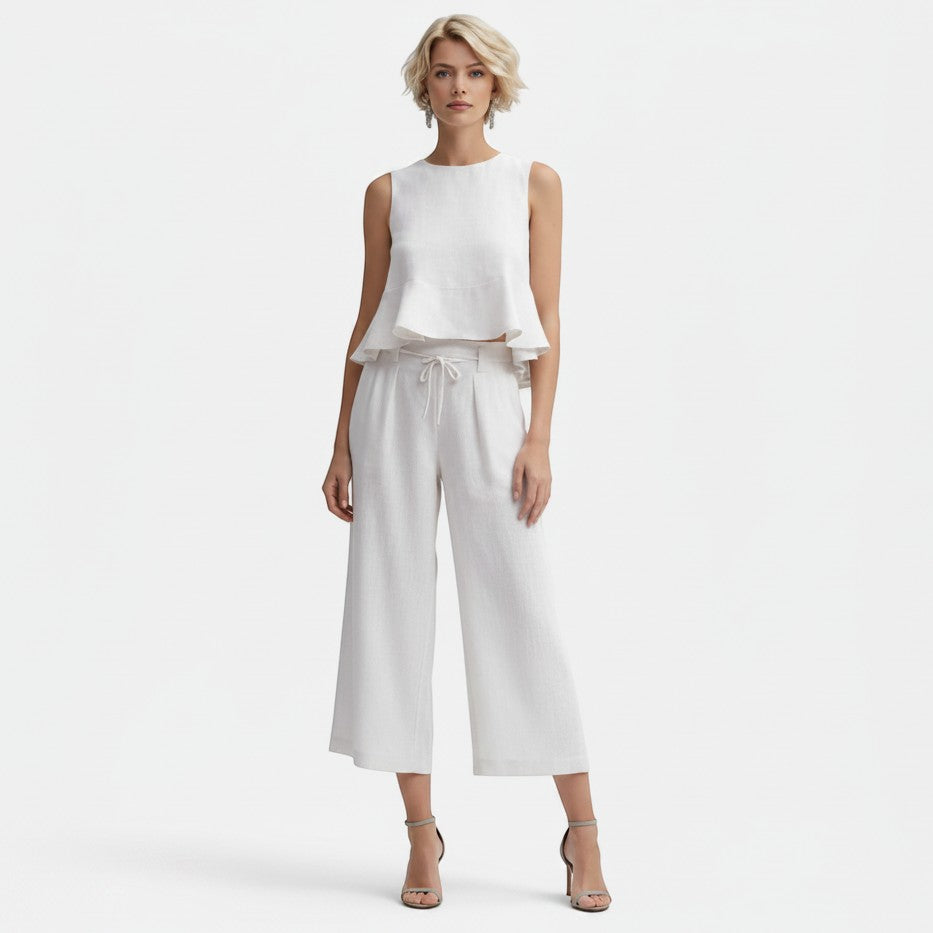 Conjunto branco de duas peças Allzom em linho-mistura com top sem mangas e calças largas com folhos.