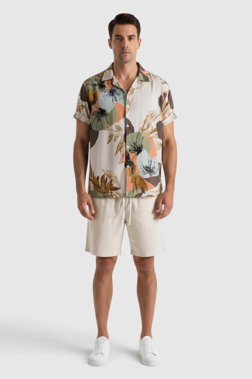 Homem veste conjunto Allzom de camisa de manga curta com estampa floral e calções bege em tecido leve de poliéster