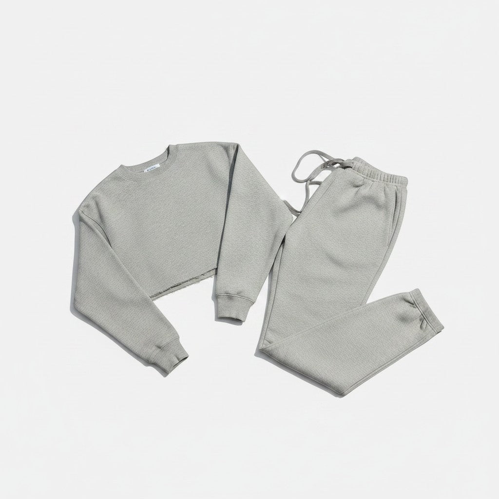 Conjunto de moletom esportivo Allzom feminino cinza, com sweatshirt cropped e calças de cintura alta com cordão. Tecido macio e confortável.