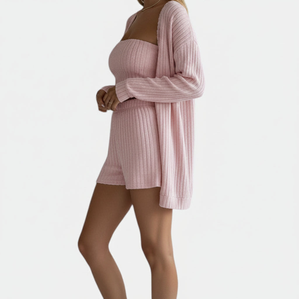 Conjunto de pijama Allzom de três peças em malha canelada rosa com top de bustiê e calções.