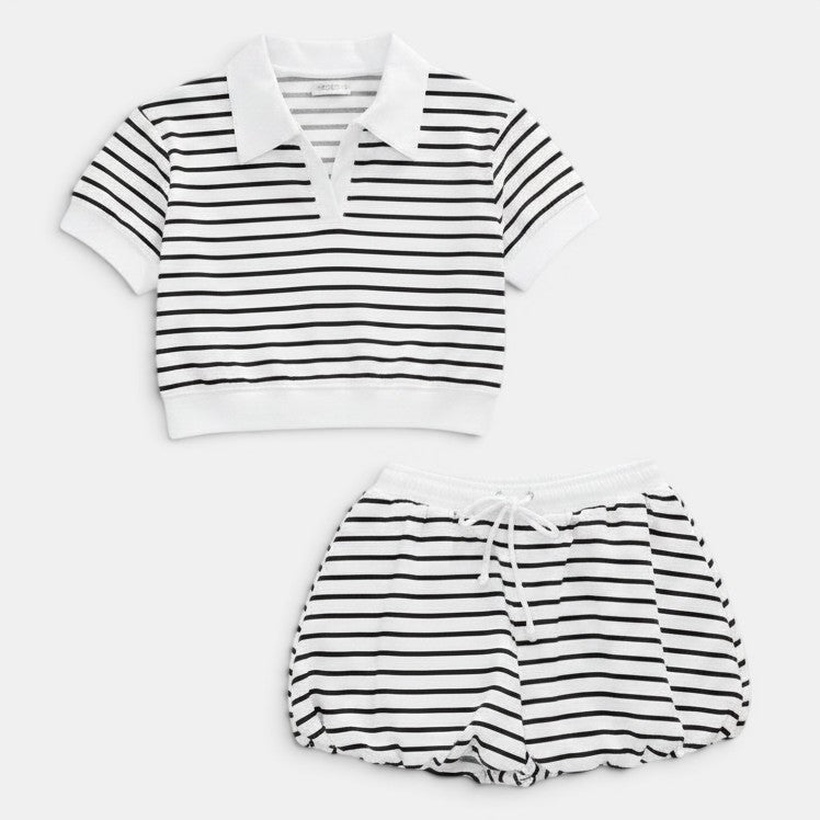 Conjunto de 2 peças Allzom para mulher com riscas pretas e brancas, composto por t-shirt de manga curta com gola polo e mini saia-calção estilo bolha.