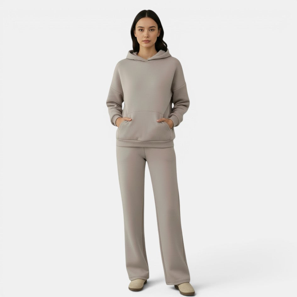 Conjunto Allzom de sweatshirt com capuz oversized e calças largas em bege, tecido macio e confortável.