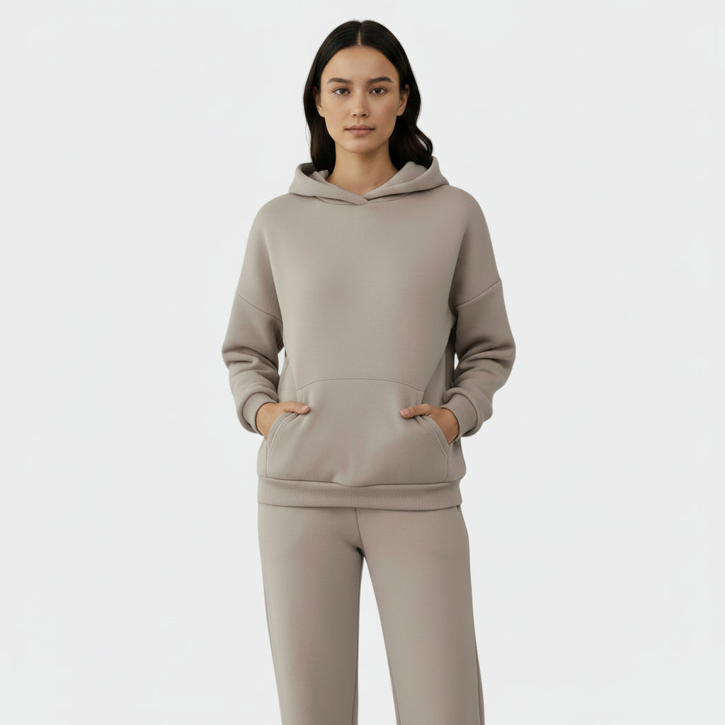 Conjunto Allzom de sweatshirt com capuz oversized e calças largas em bege, tecido macio.