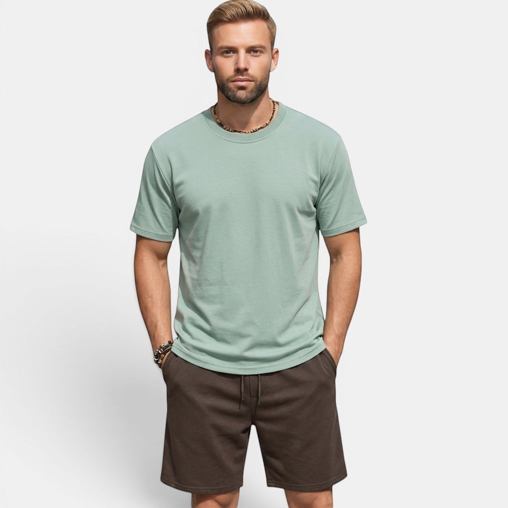 Conjunto Allzom de duas peças em poliéster: t-shirt verde menta de manga curta e calções castanhos.