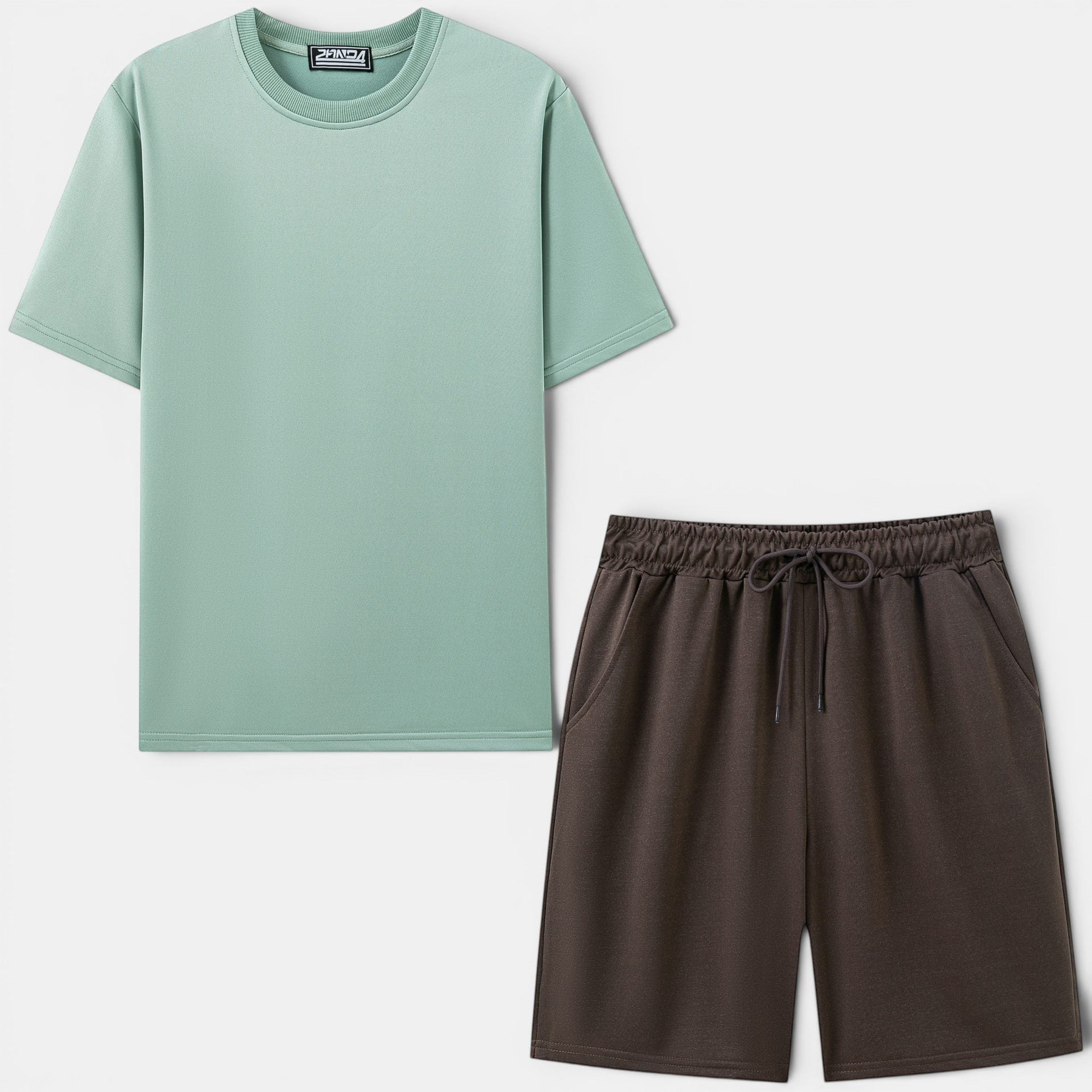 Conjunto Allzom de duas peças em poliéster, t-shirt de manga curta verde menta e calções castanhos com cordão.