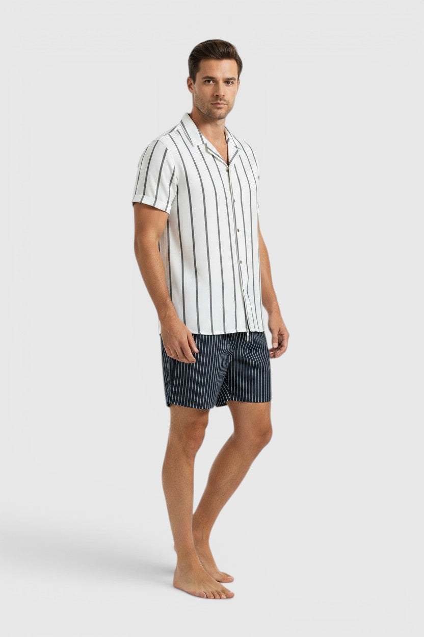 Conjunto Allzom de verão para homem com camisa de manga curta às riscas e calções a condizer em fundo branco