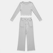 Conjunto de yoga Allzom de duas peças em cinza, com top cropped de manga comprida e calças de perna larga.