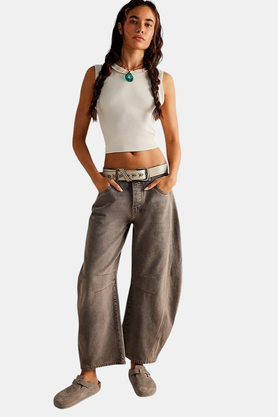 Allzom High Stretch Mid-Rise Barrel Jeans em ganga cinzenta desbotada com pernas largas e cintura subida, com costuras em destaque.