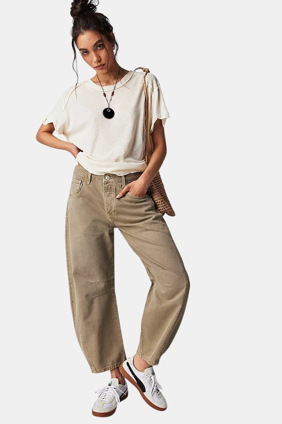 Allzom High Stretch Mid-Rise Barrel Jeans em ganga de cor cáqui com pernas largas e cintura média.