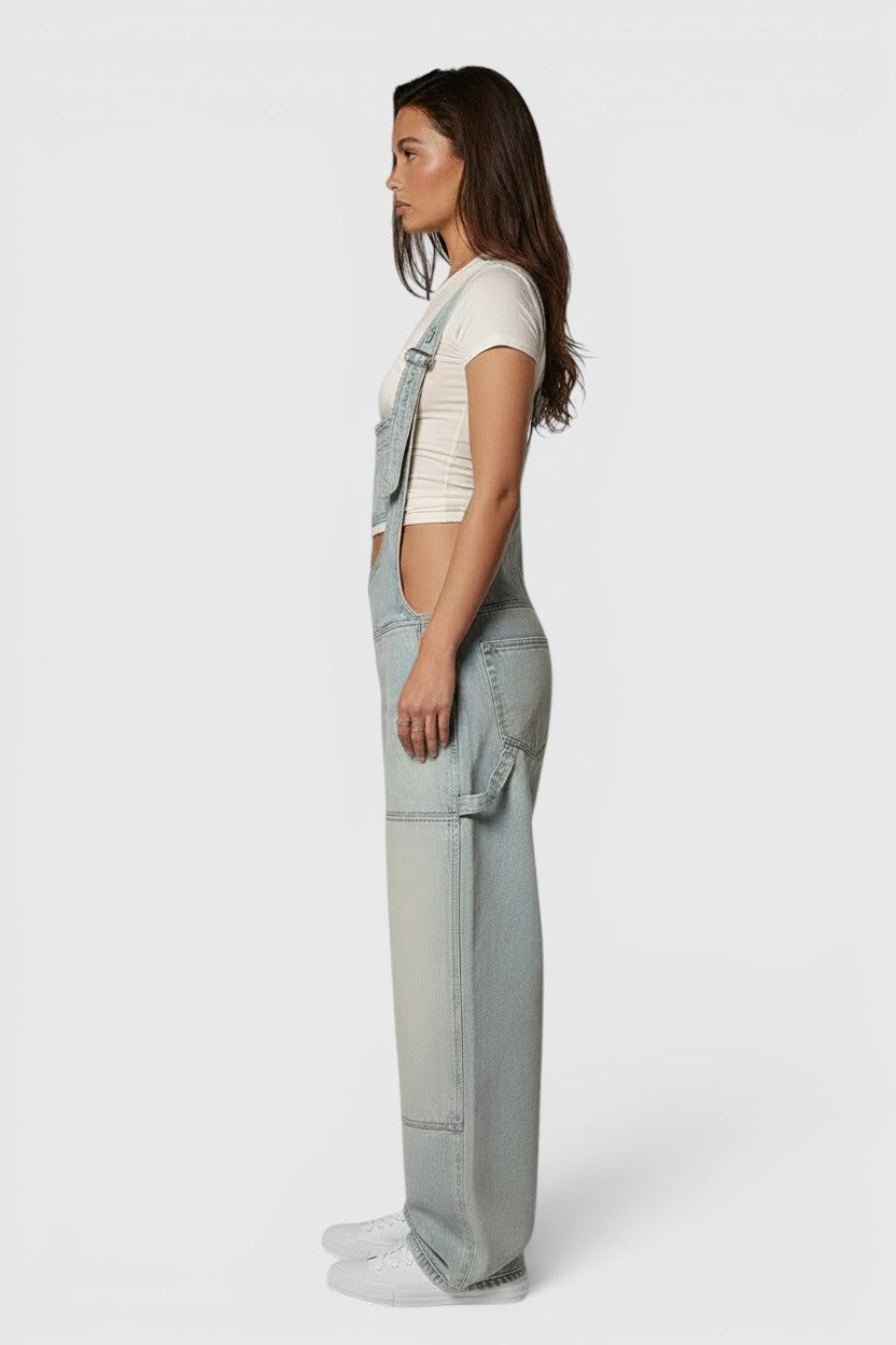 Jardineiras de ganga Allzom estilo Y2K com corte largo, fecho de correr e bolsos, vestidas por modelo de perfil.