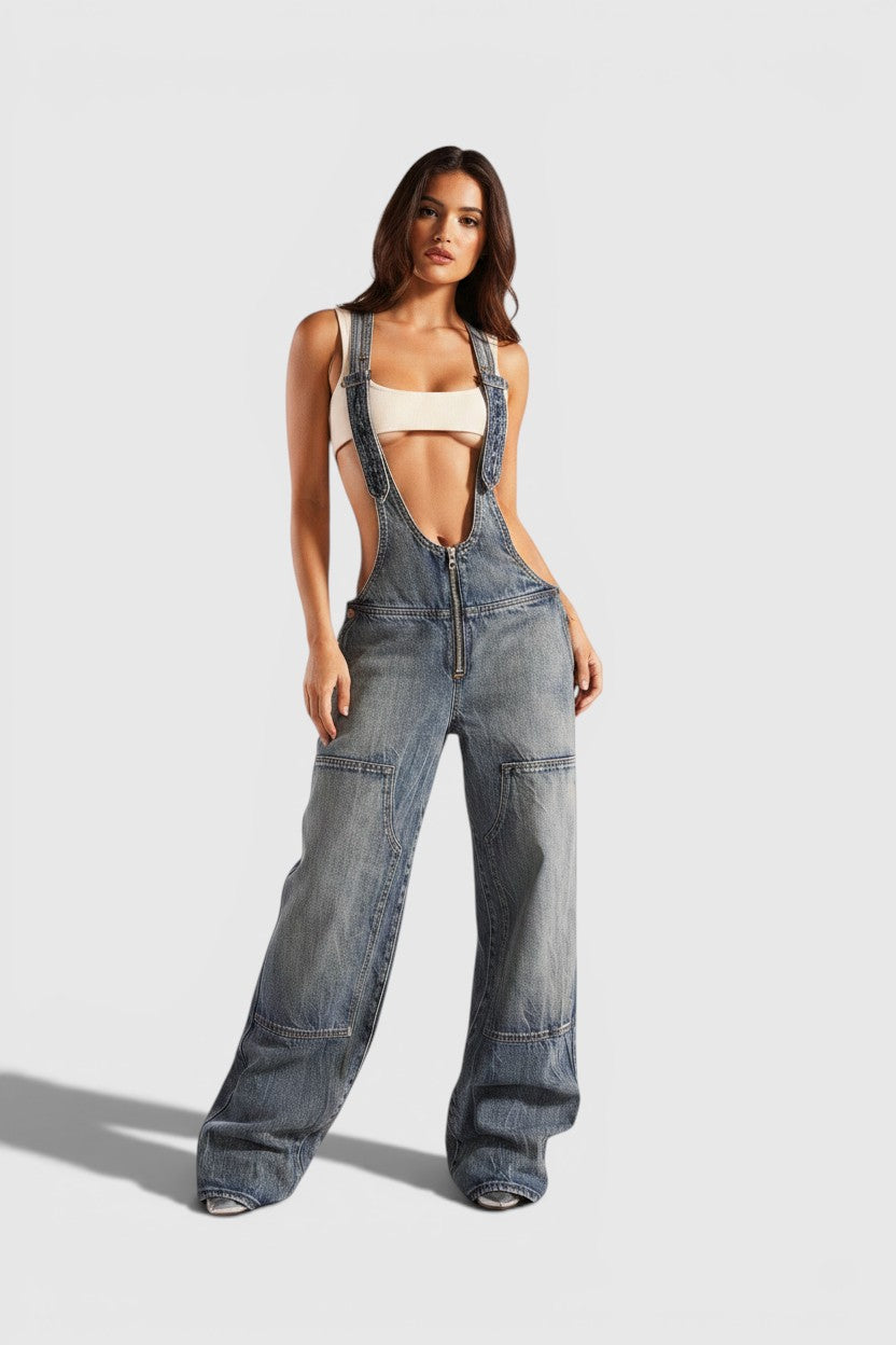 Modelo veste macacão de ganga Allzom com perna larga, fecho frontal e aberturas laterais em estilo vintage urbano.