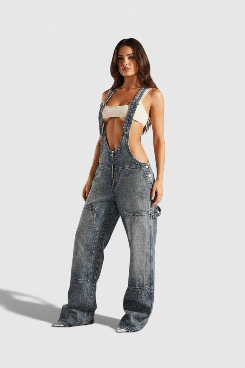 Modelo veste macacão de ganga Allzom com aberturas laterais, perna larga, acabamento vintage e fecho frontal.