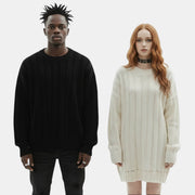 Allzom preto e branco malha torcida camisola de gola redonda com padrão de cabos. Modelo masculino em preto, modelo feminino em branco.